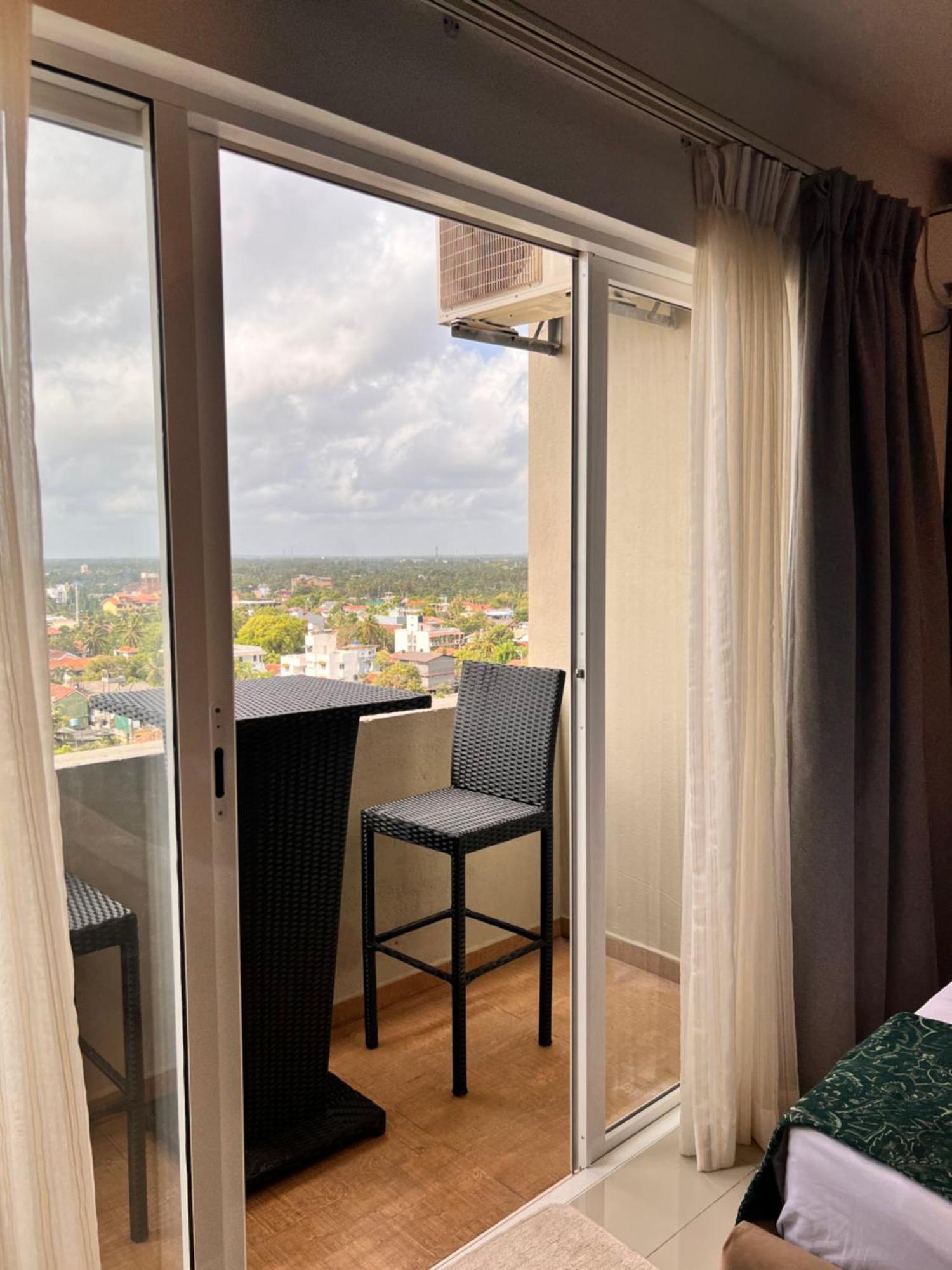 Ocean Breeze Negombo- Tidesend Luxury Beach Apartments Kültér fotó