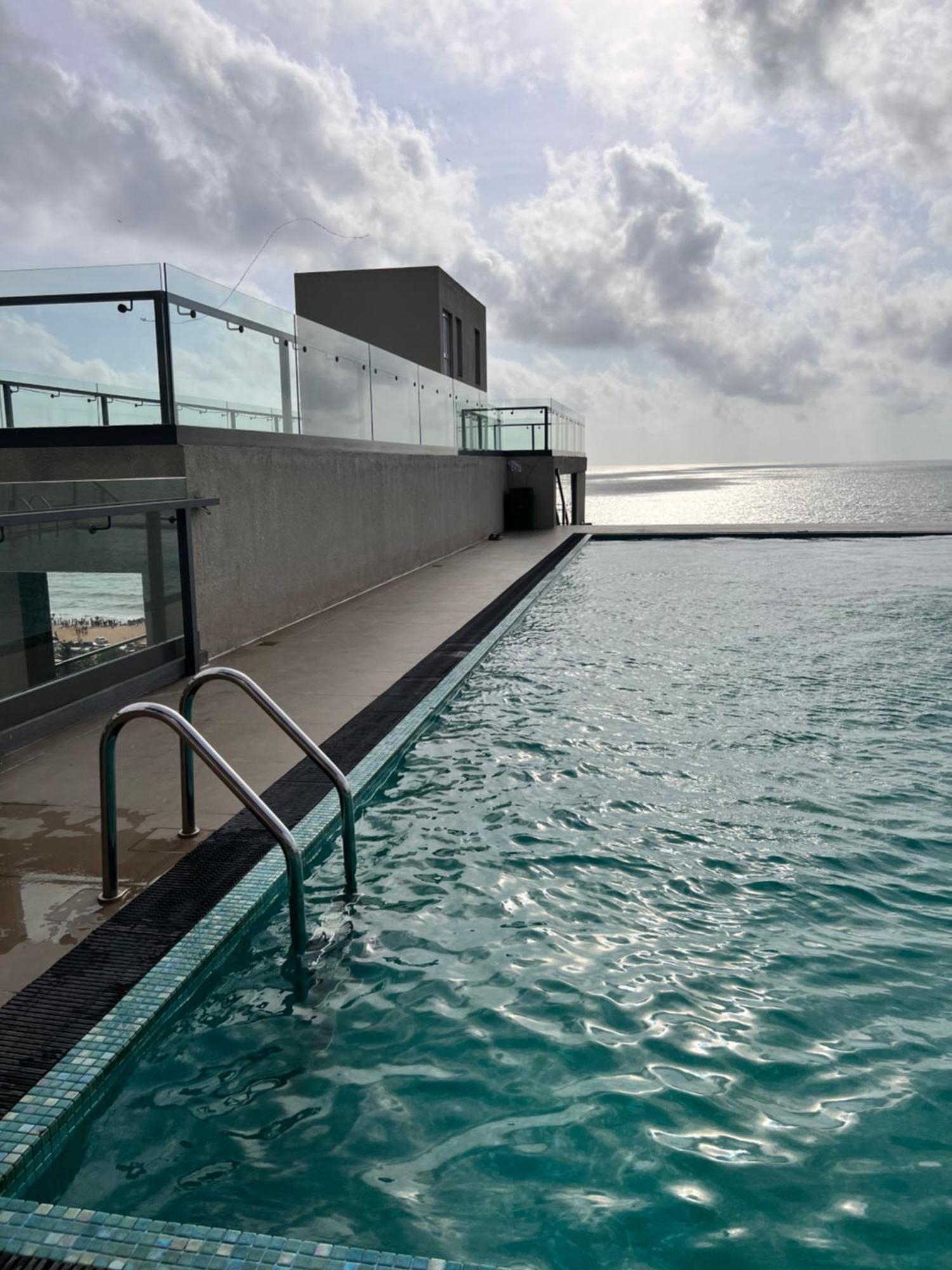 Ocean Breeze Negombo- Tidesend Luxury Beach Apartments Kültér fotó