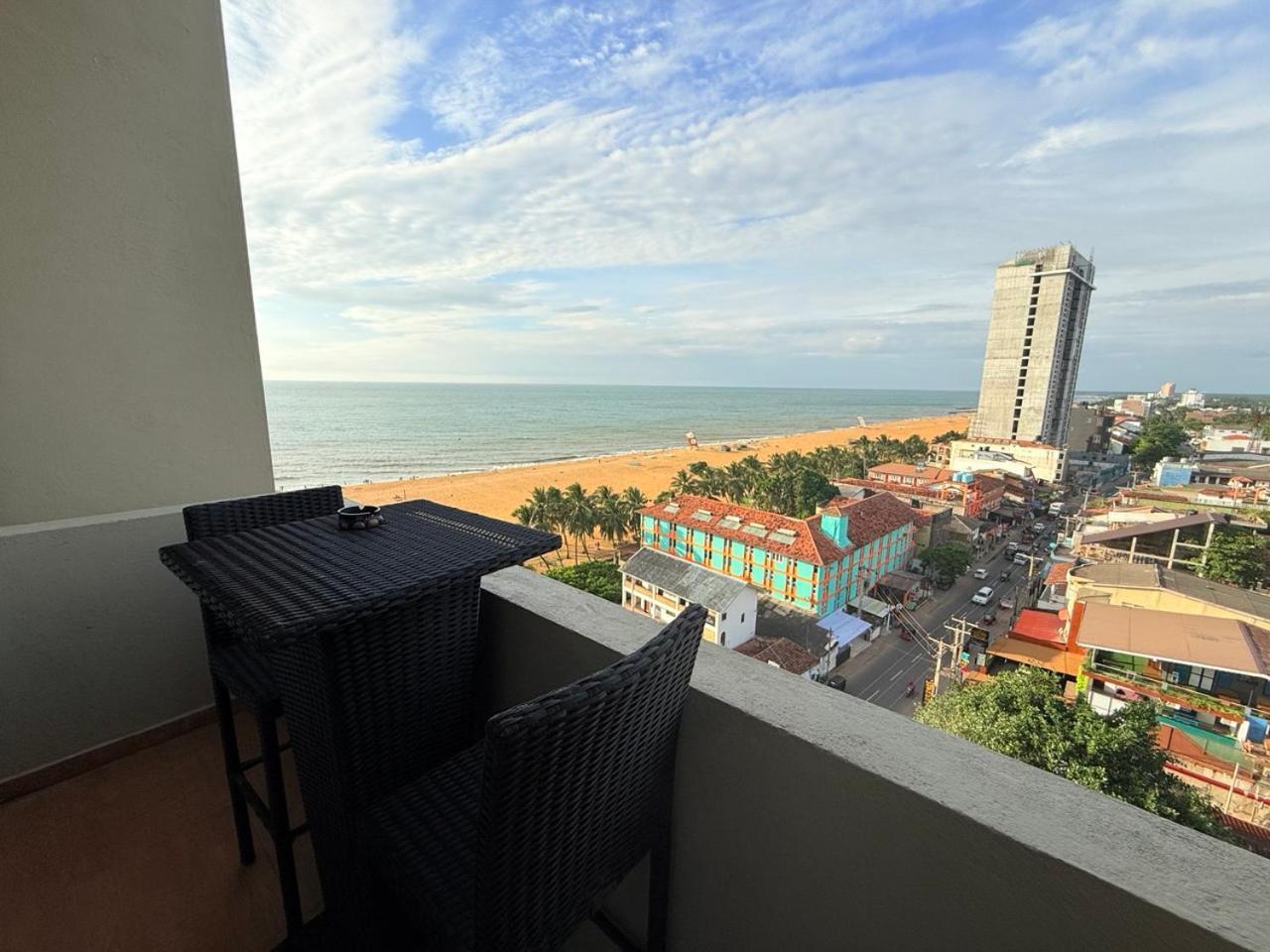 Ocean Breeze Negombo- Tidesend Luxury Beach Apartments Kültér fotó