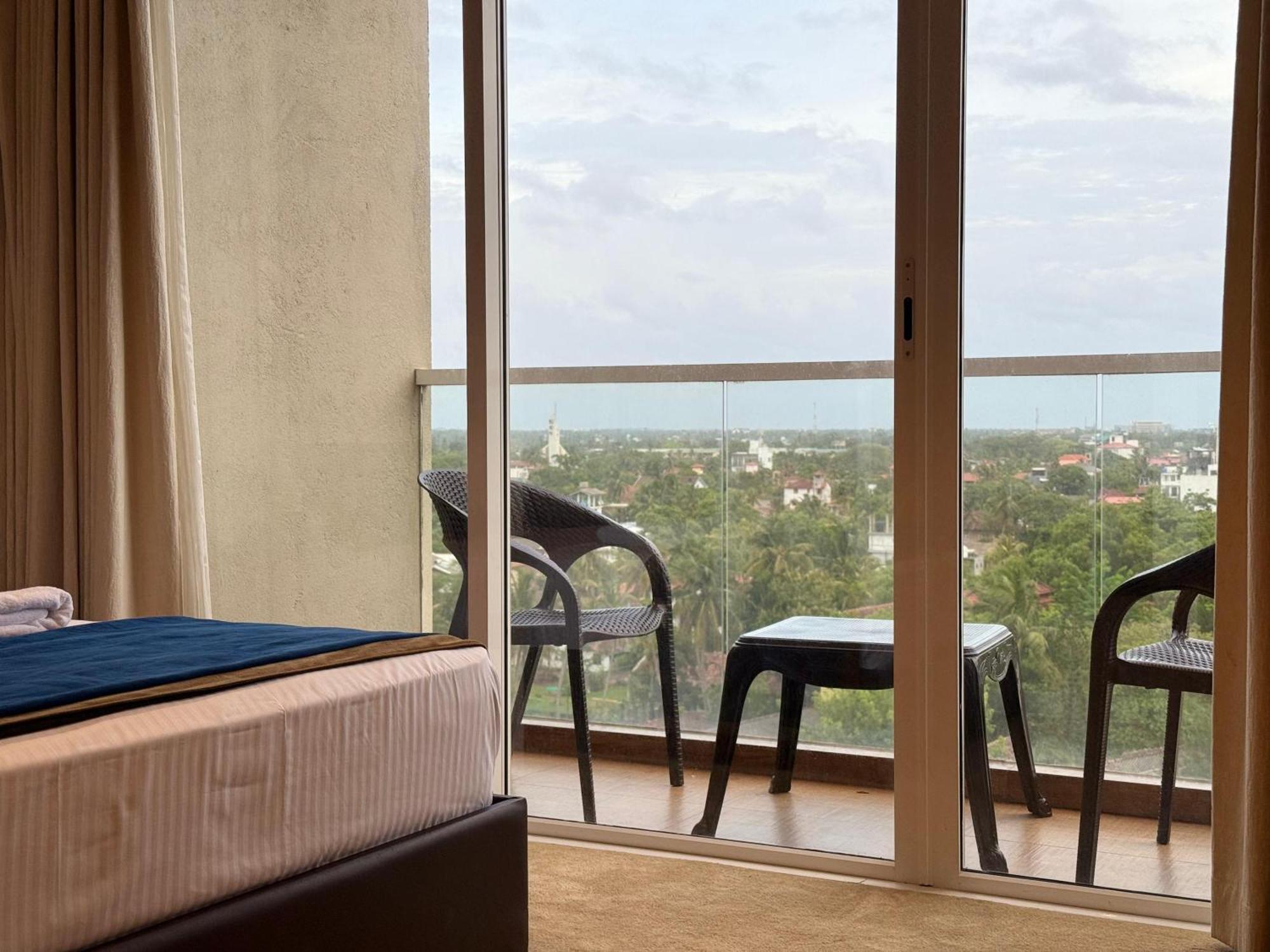 Ocean Breeze Negombo- Tidesend Luxury Beach Apartments Kültér fotó